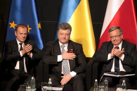 (L-R) European Council President Donald Tusk, Ukrainian President Petro Poroshenko and Polish President Bronislaw Komorowski attend a history panel "The Legacy of World War II after 70 Years", prior to ceremonies marking the anniversary of the end of World War II in Gdansk, north Poland, May 7, 2015. REUTERS/Renata Dabrowska/Agencja Gazeta ATTENTION EDITORS - THIS IMAGE HAS BEEN SUPPLIED BY A THIRD PARTY. IT IS DISTRIBUTED, EXACTLY AS RECEIVED BY REUTERS, AS A SERVICE TO CLIENTS. POLAND OUT. NO COMMERCIAL OR EDITORIAL SALES IN POLAND