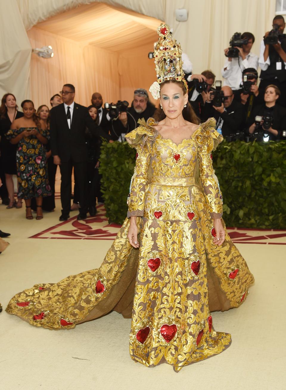 Sarah Jessica Parker is know for her forward-thinking fashion & she never disappoints when it comes to her looks on the Met Gala red carpet.