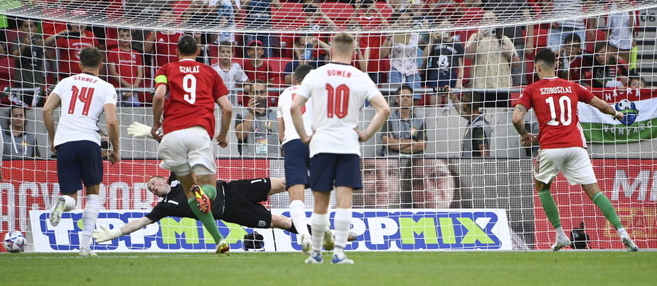 Dominik Szoboszlai (derecha), de la selección de Hungría, convierte un penal ante Inglaterra en un cotejo de la Liga de Naciones, el sábado 4 de junio de 2022 (Zsolt Szigetvary/MTI via AP)