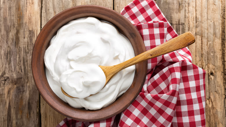 sour cream in bowl 