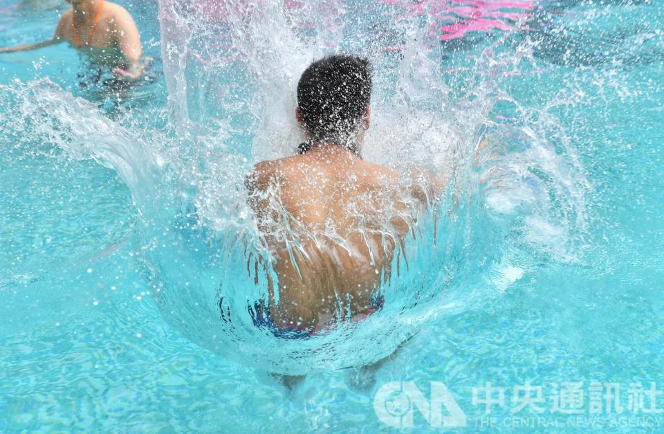 天氣炎熱，不少民眾到泳池戲水，圖為民眾一躍跳入水中，開心消暑。(資料照)