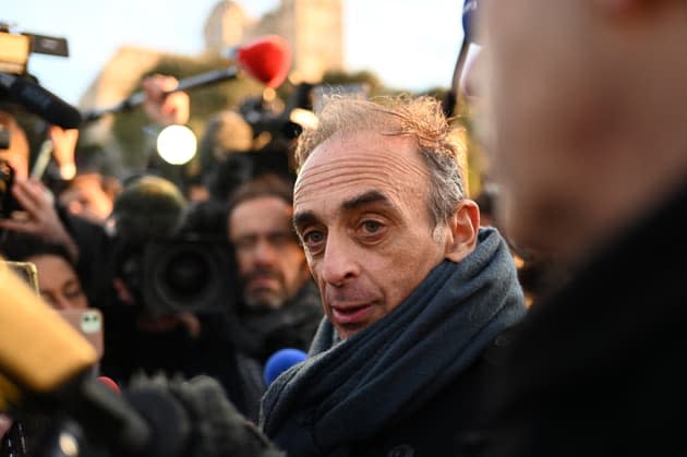 Et bien profond ! » : Eric Zemmour fait un doigt d'honneur à une passante à  Marseille