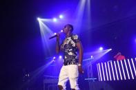 <p>En 2017, le rappeur américain est pris pour cible lors de deux fusillades, qui se déroulent en Caroline du Nord et en Californie. Young Dolph en réchappe de justesse mais, le 17 novembre 2021, sa chance l’abandonne. Alors qu’il vient d’entrer dans un magasin de cookies à Memphis, sa ville d’origine, l’interprète de l’album <em>Rich Slave</em> se fait tirer dessus par deux individus. Il meurt, à 36 ans, sous les balles des tueurs, qui prennent aussitôt la fuite. © Paras Griffin / Getty Images via AFP</p> 