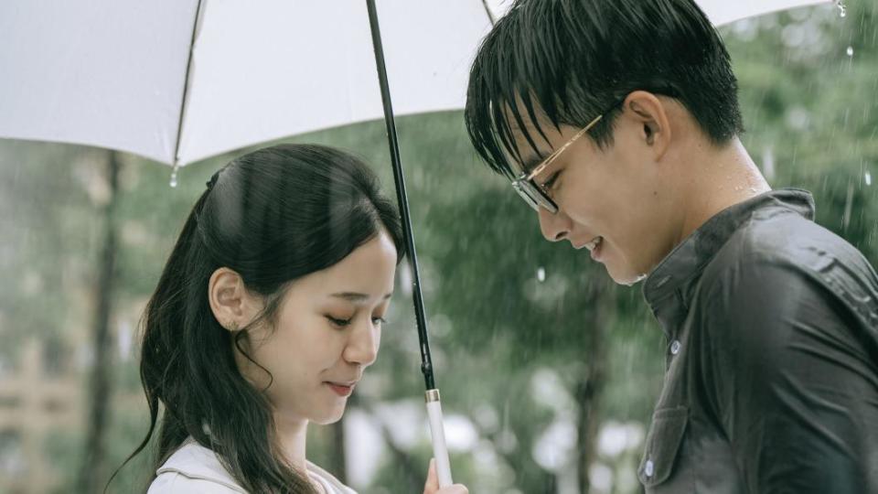 袁子芸（左）、張庭瑚《你在我心上》唯美淋雨戲。（圖／甲上提供）