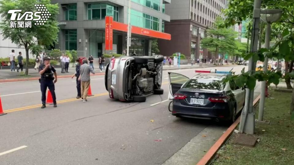 警車停在派出所門口遭休旅車追撞。（圖／TVBS）