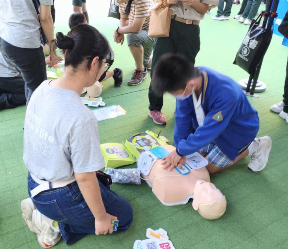 「拯救生命一瞬間」活動現場，近800人次的市民完成CPR與AED體驗。圖／曾麗芳