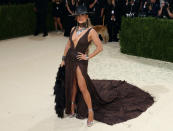 <p>Jennifer Lopez portait une robe au décolleté plongeant et fendue jusqu'en haut de la cuisse, le tout associé à un chapeau de cowboy. (Photo by Taylor Hill/WireImage)</p> 