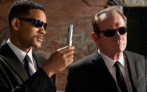 "Blitzdingsen" ist ihr Job: Tommy Lee Jones (rechts) und Will Smith gaben in der "Men in Black"-Reihe ganz hervorragende Geheimagenten ab - nicht zuletzt wegen der großartigen Gags. Zum Jubiläum von Teil eins, der vor 25 Jahren ins Kino kam, blicken wir zurück auf die besten Oneliner der Original-Trilogie. (Bild: 2012 Columbia Pictures Industries, Inc. / Hemisphere - Culver Picture Partners I, LLC. / Sony Pictures Entertainment 2019)