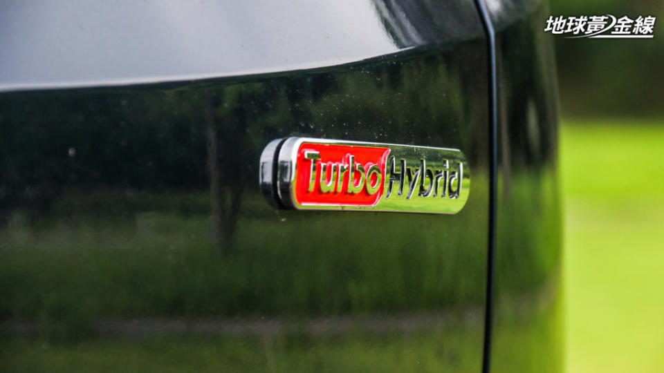 車尾鑲嵌有Turbo Hybrid專屬銘排。(攝影/ 陳奕宏)