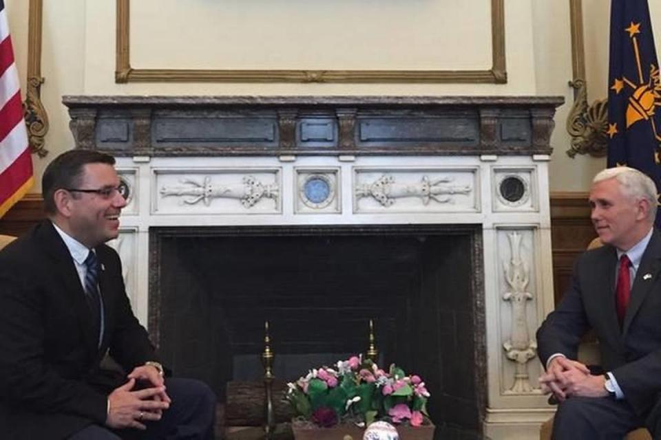 Manuel Baldizón meets with Mike Pence, then governor of Indiana.