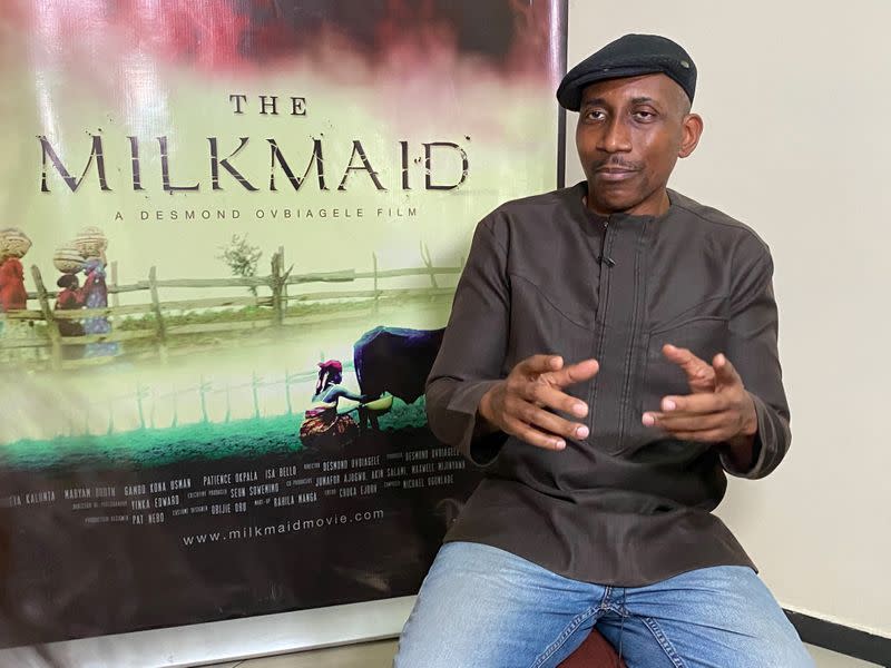 Foto de Desmond Ovbiagele, Director de "The Milkmaid", en una entrevista con Reuters en Lagos, Nigeria