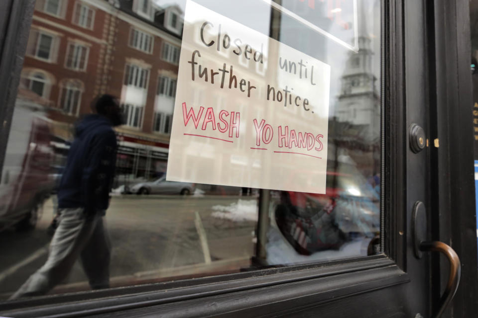 Cartel en la ventana de un negocio de Portsmouth, New Hampshire, que dice "cerrado hasta nuevo aviso. Lávese las manos". Foto del 25 de marzo del 2020. (AP Photo/Charles Krupa, File)