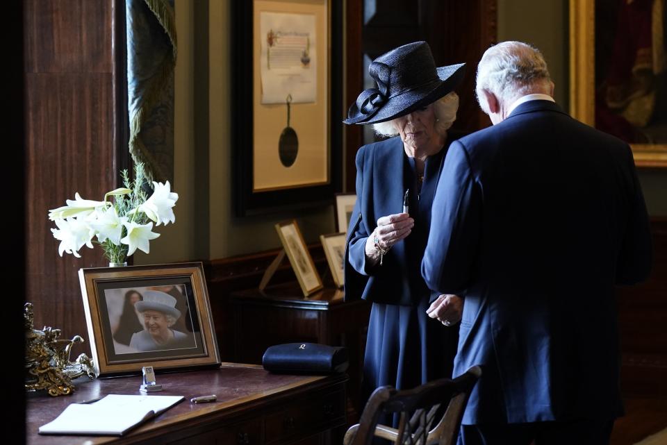 King Charles III and the Queen Consort have problems with a pen (Niall Carson/PA) (PA Wire)