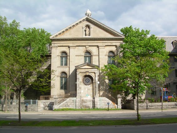 Grand ensemble conventuel, l’Institut des sœurs de Miséricorde a une forme classique pour ce type de bâtiment, soit un corps central logeant la chapelle, auquel se rattachent plusieurs ailes. Les premières constructions de l’Institut ont été érigées entre 1853 et 1884. 970, boulevard René-Lévesque Est (Photo et légende: Héritage Montréal)