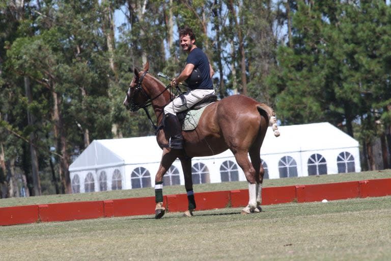 De su padrastro heredó, además, el amor por los caballos, ya que el empresario de origen turco posee criaderos de caballos de carrera, entre otros negocios