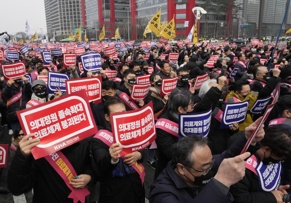 南韓醫師長達一個月罷工，對醫療保健造成混亂，政府對此的首次懲罰出現。（美聯社資料照）