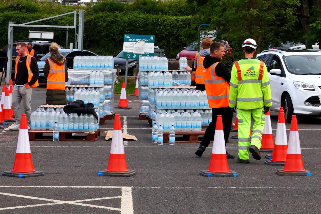 Broadsands Car Park, Brixham, Devon, UK. 15th May, 2024. South West Water handing out emergency rations of bottled water to anyone affected by the Cryptosporidium outbreak in Torbay. It comes as 22 cases of illness caused by the parasite have been confirmed in two areas of Brixham, with residents suffering from diarrhoea and sickness. Credit: nidpor/Alamy Live News