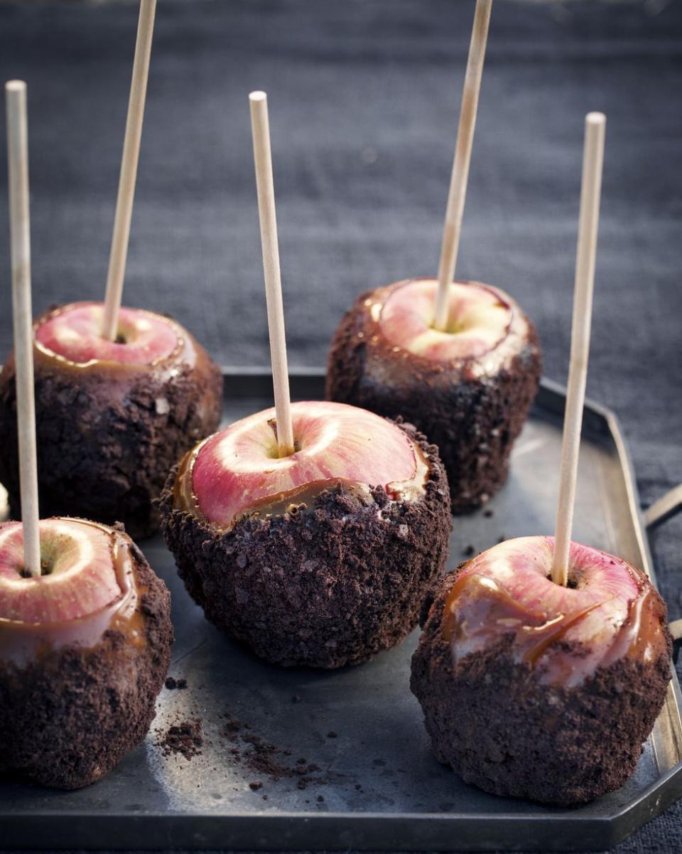 Cookie-Coated Caramel Apples