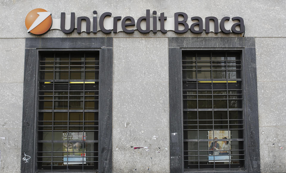FOTO DE ARCHIVO. El logo de Unicredit Banca en Foggia, Italia. 21 de marzo de 2016. REUTERS/Tony Gentile