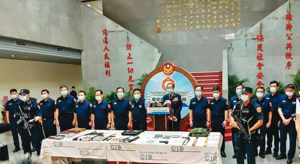 台北市近來發生多起社會矚目治安事件，台北市警察局長陳嘉昌率14名分局長向各界宣示掃黑決心。（警方提供）