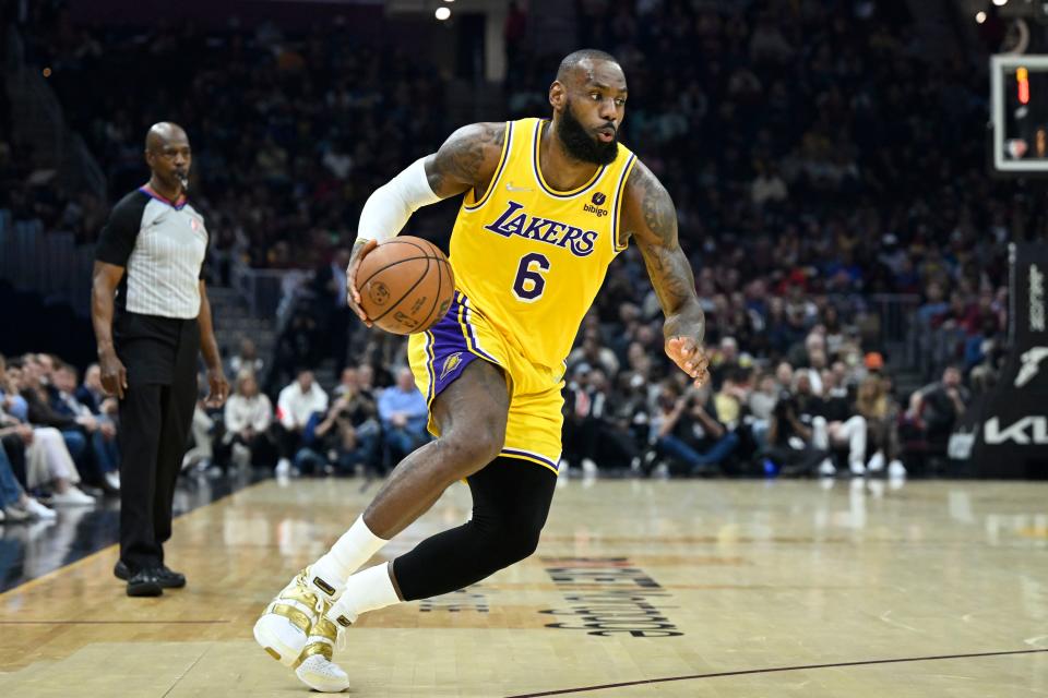 Los Angeles Lakers forward LeBron James (6) dribbles the ball during a March 21, 2022 game.