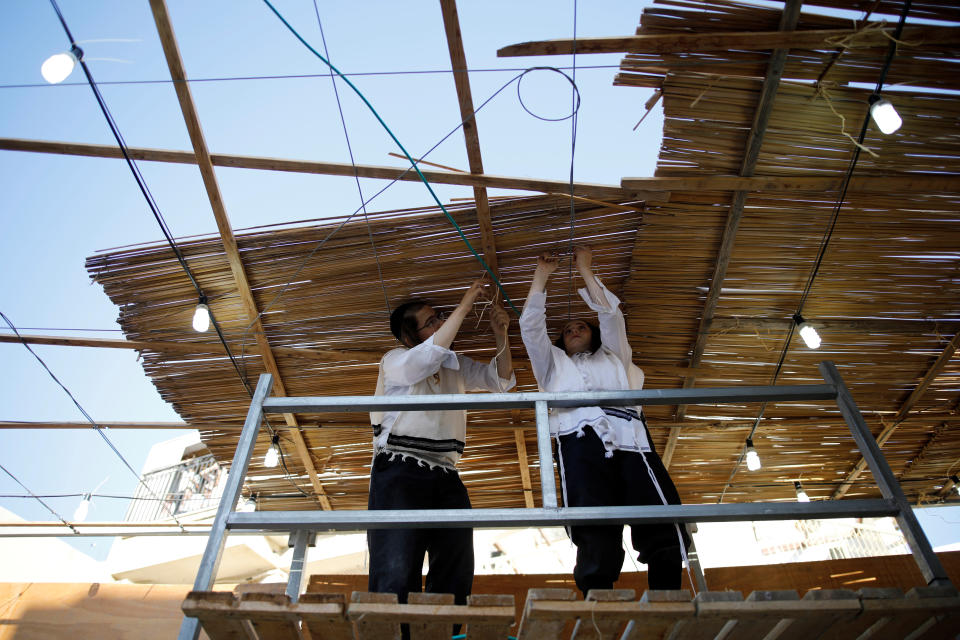 Durante Sukkot, se construyen cabañas temporales para recordar el peregrinaje de los judíos en el desierto. Foto:  REUTERS/Amir Cohen