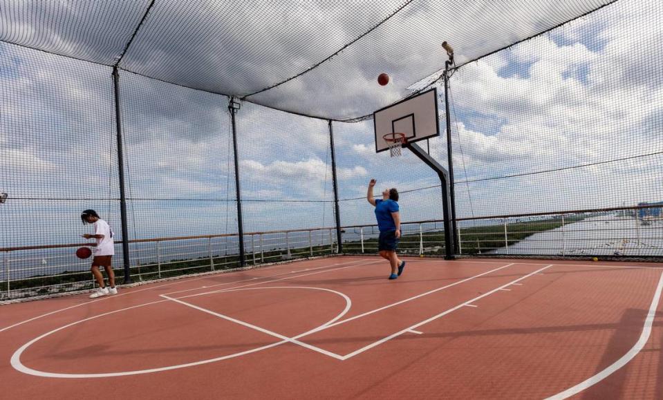 Dos pasajeros jugando al baloncesto en la cancha del barco Zuiderdam de Holland America antes de partir de Port Everglades el 10 de octubre de 2023.