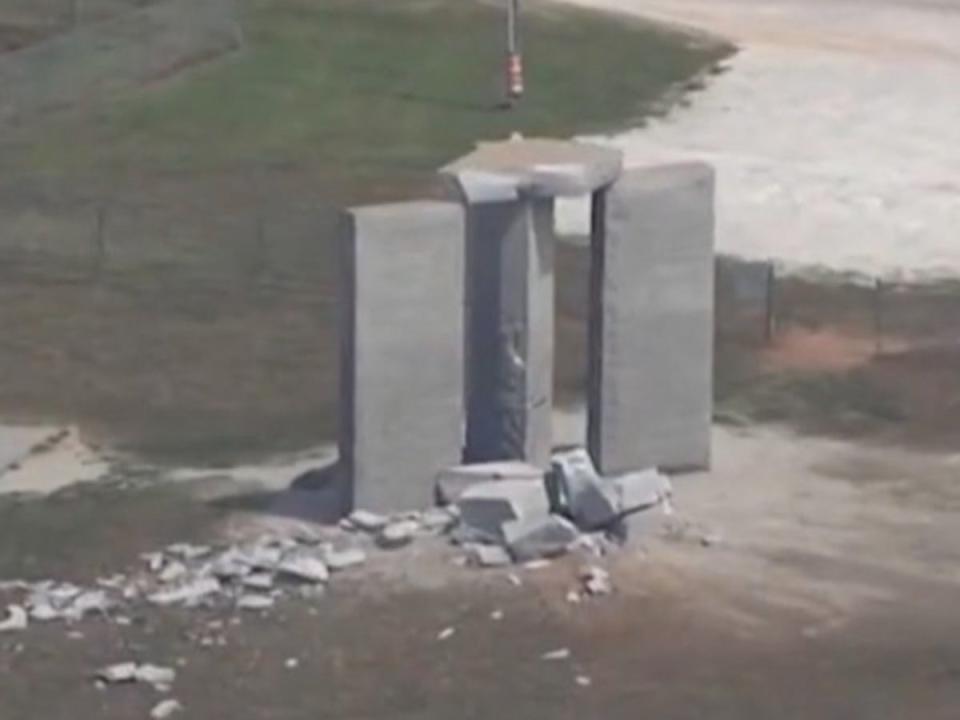 Los escombros son todo lo que queda de uno de los cinco pilares de las Piedras Guía de Georgia. Una explosión destruyó una de las losas, lo que provocó una investigación de la Agencia de Investigación de Georgia (Captura de pantalla)