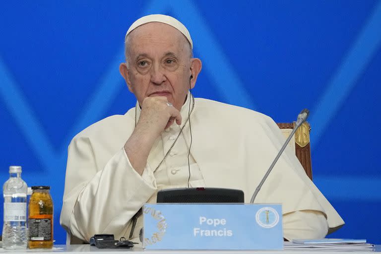 El papa Francisco asiste al 7mo. Congreso de Líderes de Religiones Mundiales y Tradicionales, el jueves 15 de septiembre de 2022, en Nursultán, Kazajistán. (AP Foto/Alexander Zemlianichenko)