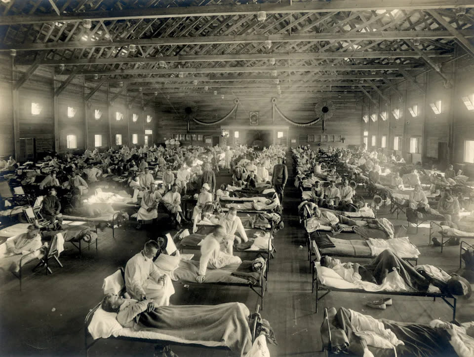 Hospital militar para el tratamiento de la gripe española en Kansas, durante el año de 1918 (Imagen Creative Commons vista en Wikipedia).