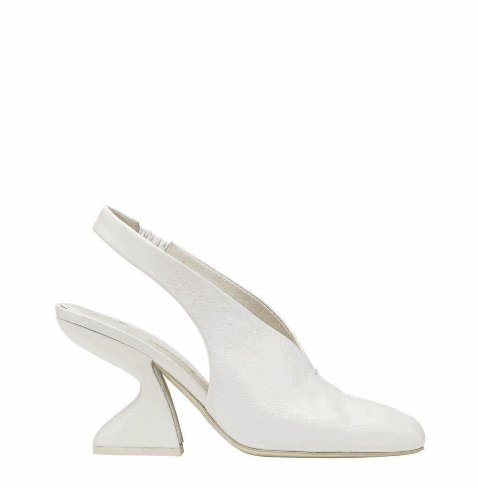 Sloane白色小羊皮F形鞋跟拉帶鞋，NT$31,900。（Salvatore Ferragamo提供）