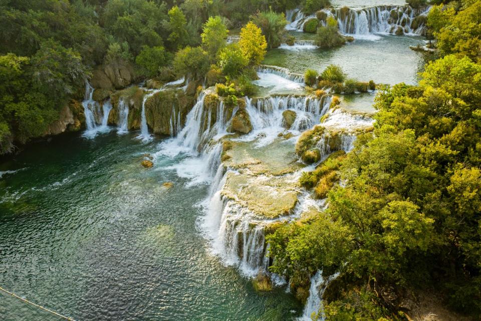 Im Süden von Kroatien liegt der Nationalpark Krka. Der beeindruckende Park verläuft über den größten Teil des gleichnamigen Flussverlaufes und der Uferregion. Zu den Park-Attraktionen zählen sieben tosende Wasserfälle sowie alte Festungsruinen, Mühlen, ein altes Wasserkraftwerk und Klöster, wie zum Beispiel das interessante Franziskanerkloster auf der Insel Visovac. Das Kloster ist ausschließlich mit dem Boot erreichbar. (Bild: iStock/Roksana Bashyrova)