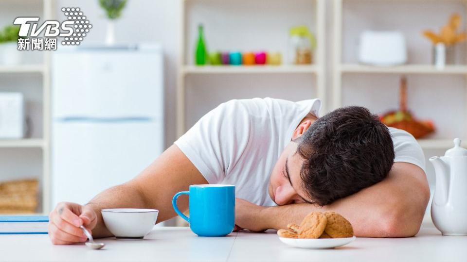 有民眾會吃飯吃一半睡著。（示意圖，與當事無關／shutterstock達志影像）