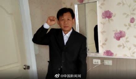 張男在飯店內舉行「中國民主共和黨」和「中華民主聯邦共和國」的建立儀式。（圖／翻攝自微博）