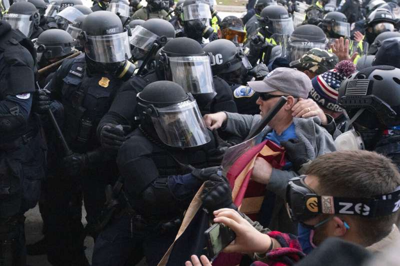 川普支持者1月6日闖入國會山莊，與國會警察發生激烈衝突。（美聯社）