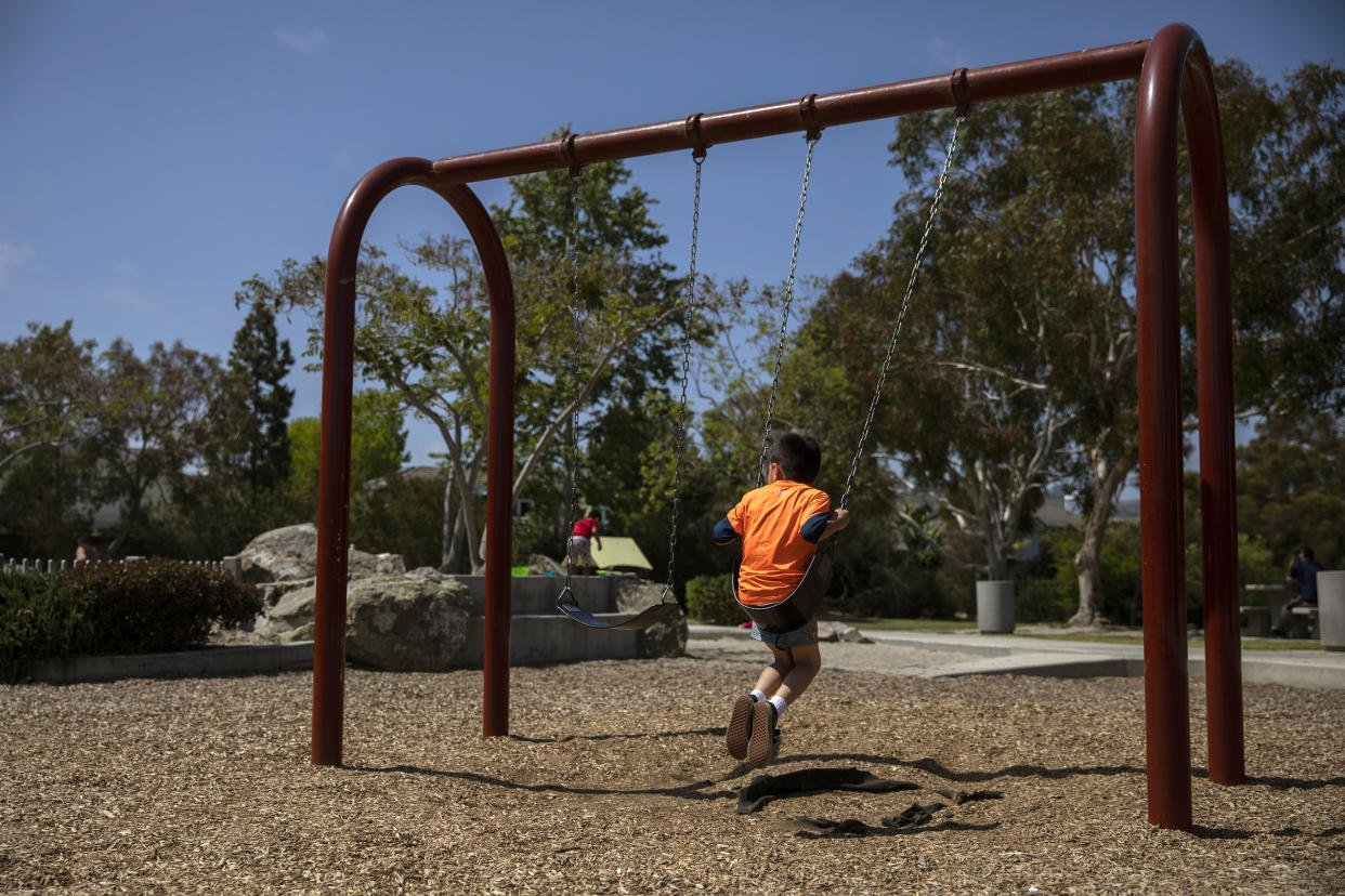 Un niño se columpia en el área de juegos del parque Creekside en Dana Point, California, el 1.° de mayo de 2022. (Alisha Jucevic/The New York Times)