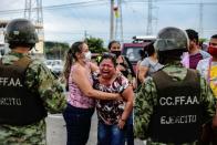 Foto del martes de una mujer llorando fuera de una prisión en Guayaquil donde enfrentamientos entre reos dejaron varios muertos