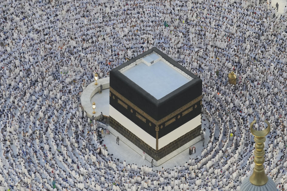 Peregrinos musulmanes rodean la Kaaba, un edificio cúbico en la Gran Mezquita, durante el peregrinaje anual del haj, el martes 11 de junio de 2024, en La Meca, Arabia Saudí. (AP Foto/Rafiq Maqbool)