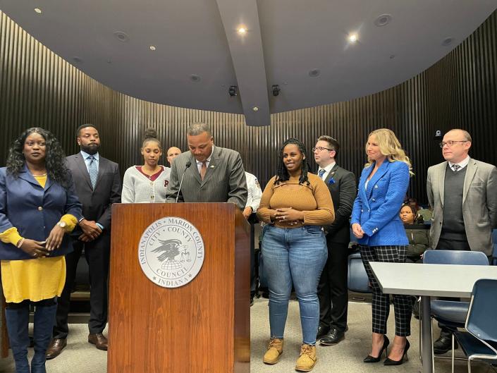 Cousins ​​Shyann Delmar and Mecka Curry were recognized by the Indianapolis City-County Council on January 9, 2023 for their help in bringing a suspected kidnapper into custody and locating a missing 5-month-old twin in a downtown vehicle.