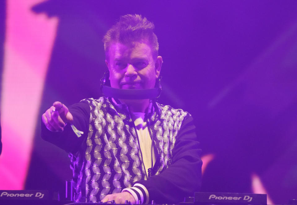 El DJ británico Paul Oakenfold durante su presentación en el festival Vive Latino en la Ciudad de México el domingo 19 de marzo de 2023. (Foto AP/Fernando Llano)