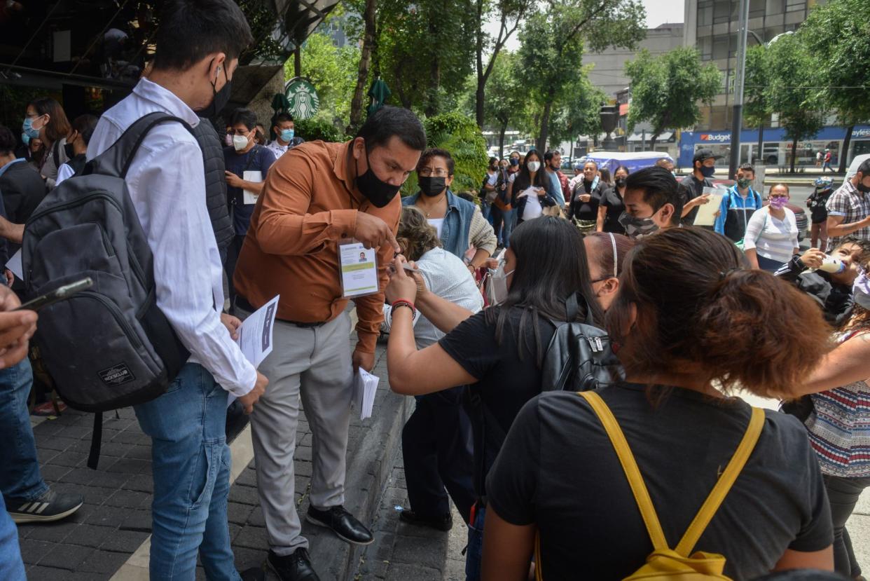 Largas filas de trabajadores se registran en el SAT de Reforma  para obtener la constancia de situación fiscal por la entrada en vigor de los nuevos requisitos del Comprobante Fiscal Digital por Internet (CFDI).
FOTO: MARIO JASSO/CUARTOSCURO.COM