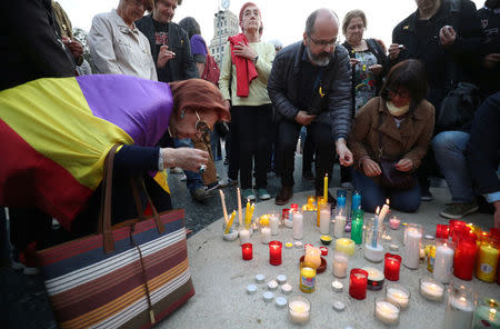 Members of the Committee for the Defence of the Republic (CDR) light candles in memory of jailed Catalonian politicians at Catalunya square in Barcelona, Spain April 27, 2018. Picture taken April 27, 2018. REUTERS/Albert Gea