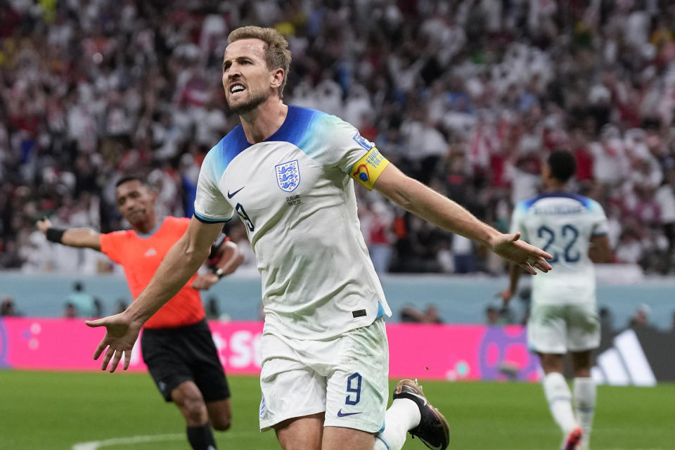 Harry Kane celebra tras anotar el segundo gol de Inglaterra en la victoria 3-0 ante Senegal en el partido por los octavos de final del Mundial, el domingo 4 de diciembre de 2022, en Jor, Qatar. (AP Foto/Frank Augstein)