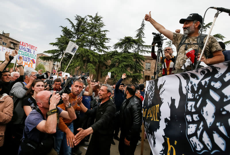 Le chef de l'opposition en Arménie, Nikol Pachinian, lors d'un rassemblement à Ijevan. L'Arménie, proche alliée de la Russie, est depuis deux semaines le théâtre d'une contestation antigouvernementale qui a conduit à la démission du Premier ministre Serge Sarkissian. /Photo prise le 28 avril 2018/REUTERS/Gleb Garanich