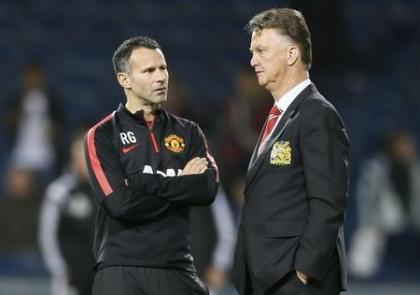 Manchester United manager Louis van Gaal (R) and assistant Ryan Giggs chat ahead of their team&#39;s English Premier League soccer match against West Bromwich Albion at The Hawthorns in West Bromwich October 20, 2014. REUTERS/Stefan Wermuth