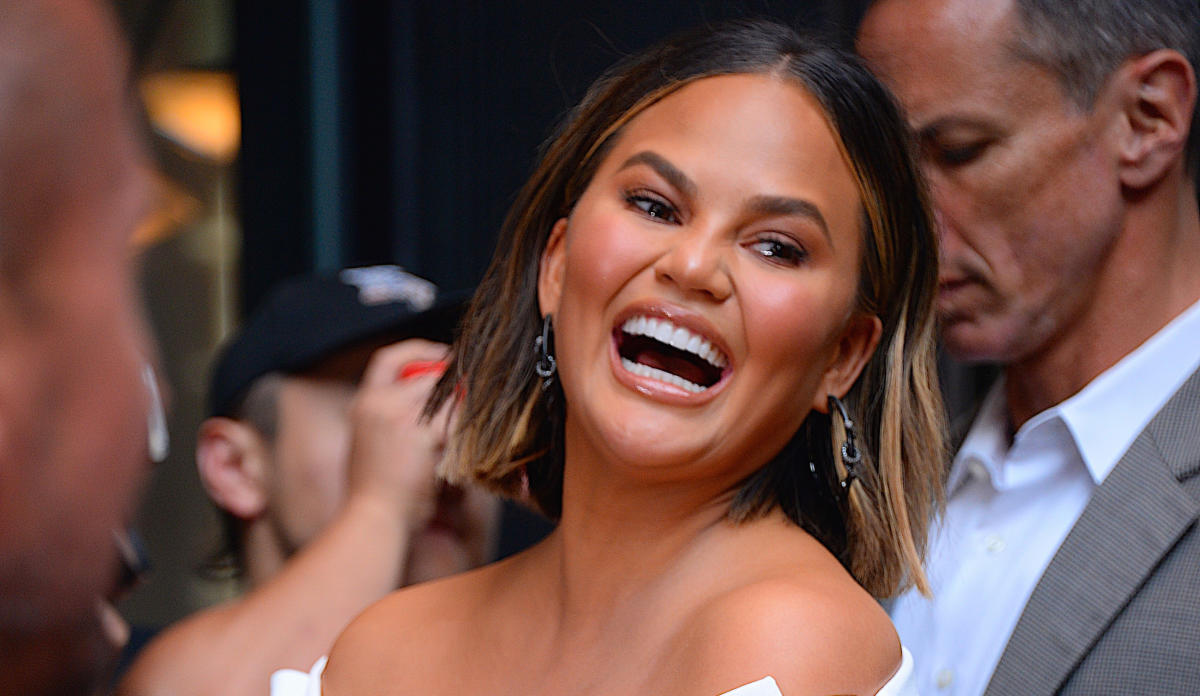 Chrissy Teigen Calls Out Fan Who Dissed Her New Short Haircut 6378