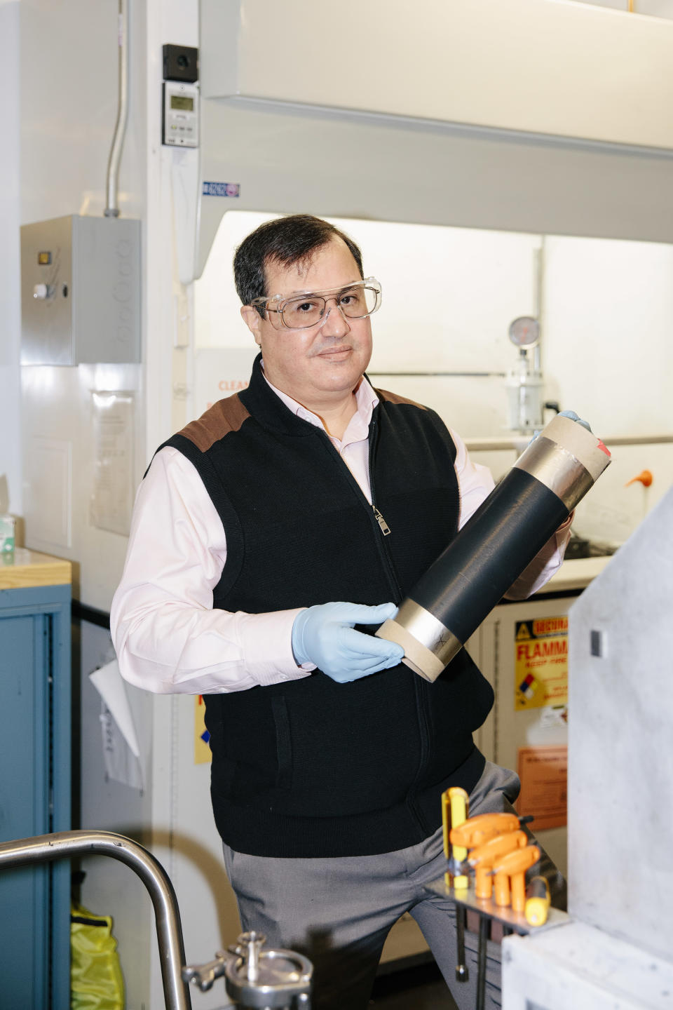 Ilias Belharouak, quien dirige el Centro de Fabricación de Baterías Oak Ridge, con un electrodo, en Knoxville, Tennessee, el 15 de febrero de 2022. (Kendrick Brinson/The New York Times)
