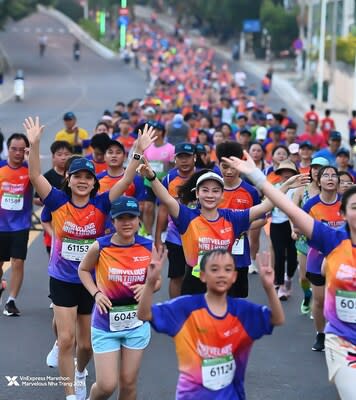 Các vận động viên hòa mình trong trang phục của nhà tài trợ Xtep.  Ảnh: VnExpress Marathon