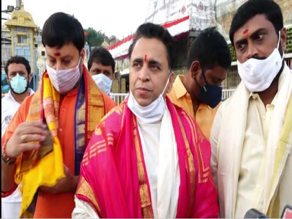 BJP National Secretary Sunil Deodhar at Sri Venkateshwara Swami Temple in Tirumala (Photo/ANI) 