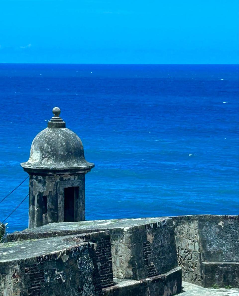 En el Viejo San Juan, Puerto Rico, hay varias fortalezas y murallas históricas.